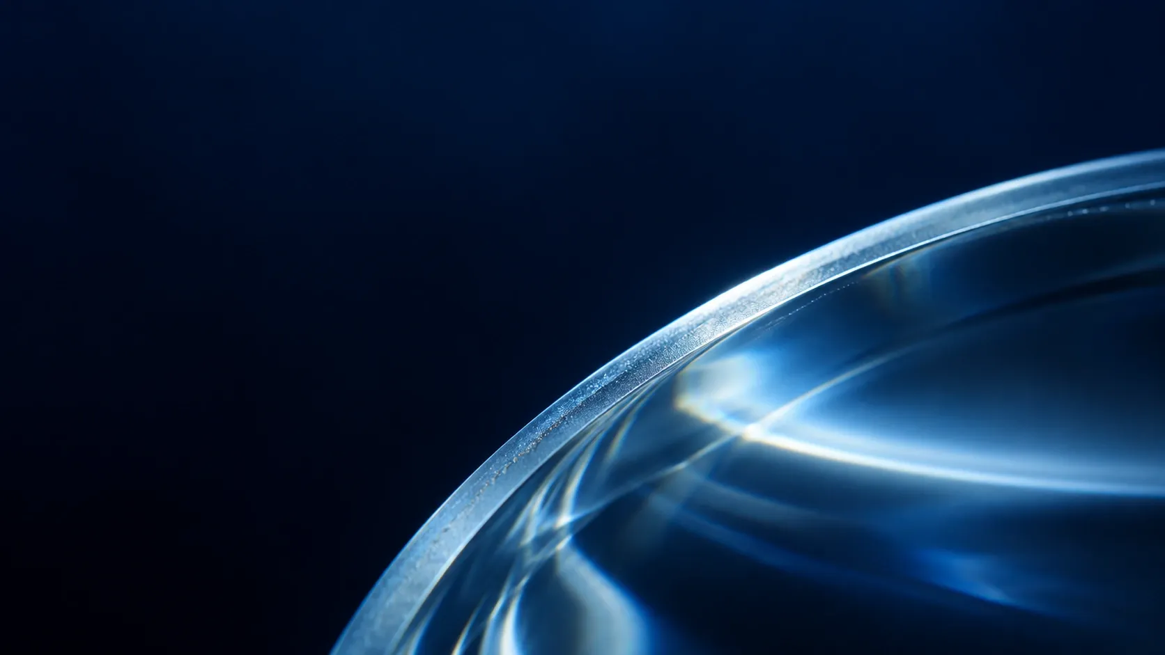 Studio ottico concettuale: vetro e riflessi blu, senza rappresentare componenti interni del dispositivo